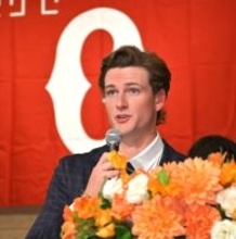 【巨人】身長２０１センチのイケメン剛腕ウィットリー「興奮しています」新外国人４選手が入団会見