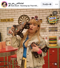 「ラランド」サーヤ、大人気ドラマのキャラを彷彿させるコーデに「再現力半端ない」「あのシーンのあの子だ！」