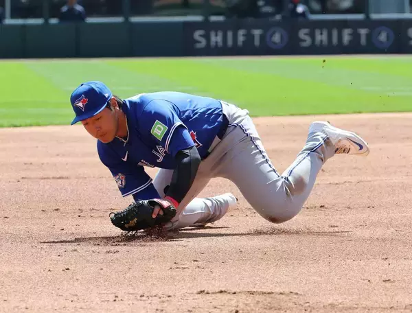 岡本和真が初回から好守備　飛び込んで捕球→座ったままノーバウンド送球でアウトに…村上宗隆と対決