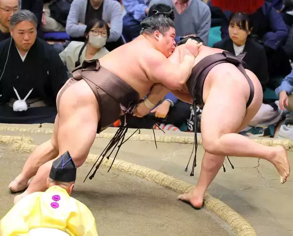 伯乃富士が霧島を単独首位から引きずり下ろす　「最後まで力を抜かない稽古が生きた」　自らも４敗で千秋楽に臨む