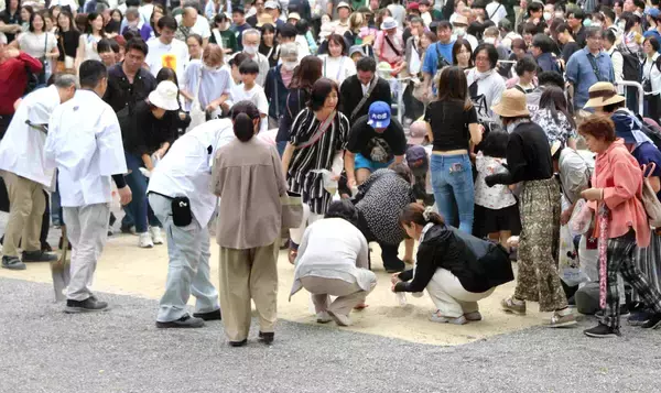 【大相撲】名古屋の珍光景？「甲子園の土取り」ならぬ「横綱土俵入りの砂取り」熱田神宮での両横綱奉納土俵入り後にファンが砂集め