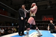 「ＡＥＷ」ゲイブ・キッド、海野翔太を倒し「ＩＷＧＰ　ＧＬＯＢＡＬ王座」強奪…棚橋社長を暴行し「新日本プロレス」罵倒「お前ら全員、情けねぇ。腰抜けばかりだ」