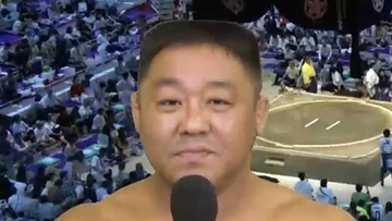 ＡＢＥＭＡの大相撲中継に出演した相撲芸人の日焼けあとが話題「独特すぎ」「こんがり」と話題のあかつ