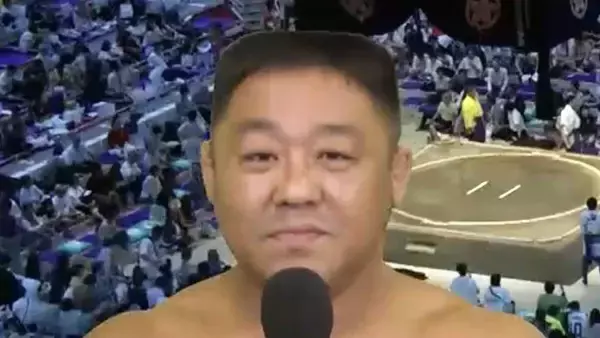 ＡＢＥＭＡの大相撲中継に出演した相撲芸人の日焼けあとが話題「独特すぎ」「こんがり」と話題のあかつ