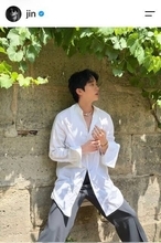 「肩幅ヤバすぎ」「足長っ！」ＢＴＳ・ＪＩＮ、最新ショットにファンメロメロ「神ショット」「目の保養すぎる」