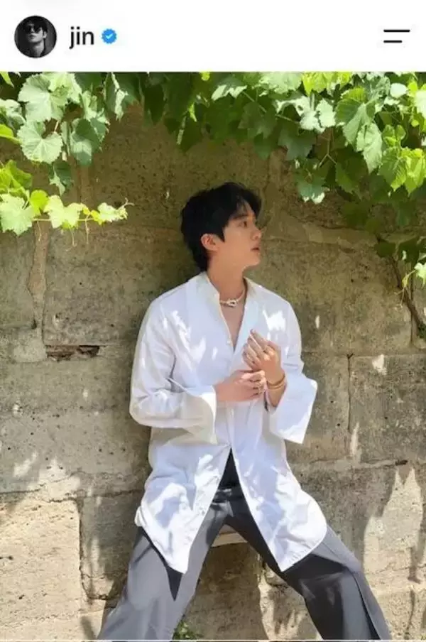 「肩幅ヤバすぎ」「足長っ！」ＢＴＳ・ＪＩＮ、最新ショットにファンメロメロ「神ショット」「目の保養すぎる」