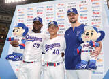 「【中日】ヒーロー会見に３人の子どもたち登場　サノー「家族のおかげ」「日本に住みたいくらい」復活の２打席連発」の画像1