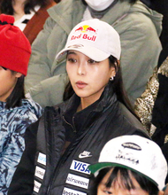 トークショーの観客席にまさかの高梨沙羅　「ソフトクリームが大倉山の一番の推し」　サプライズ登場