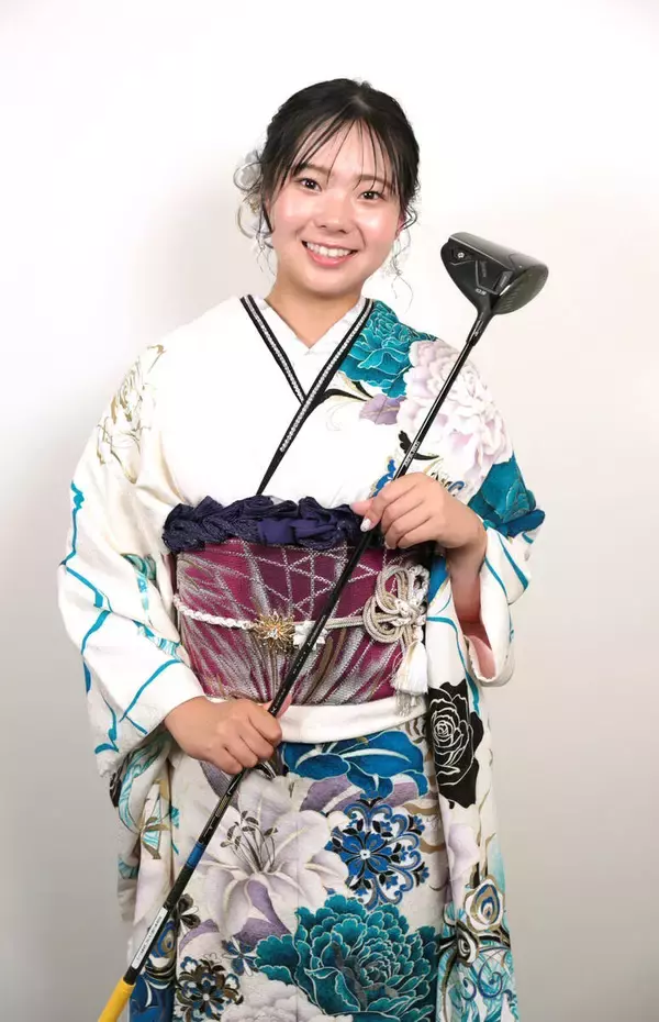 菅楓華が水色の振り袖姿を披露…はたちの集いに出席「お酒も飲めるし、すごく楽しみ」　女子ゴルフ