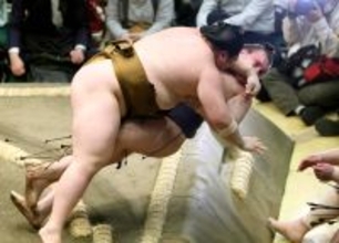 小結・王鵬、新大関・安青錦を破って初白星　「前に出て圧力をかけようと思っていた」