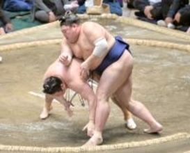 阿炎が３場所ぶりの勝ち越し「素直にうれしいが、まだ終わっていない」　優勝争いでもトップタイ２敗
