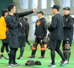 【巨人】岸田行倫が絶賛！則本は「きれいな直球」竹丸は「腕が遅れてくる」ブルペンで球を受けた印象語る