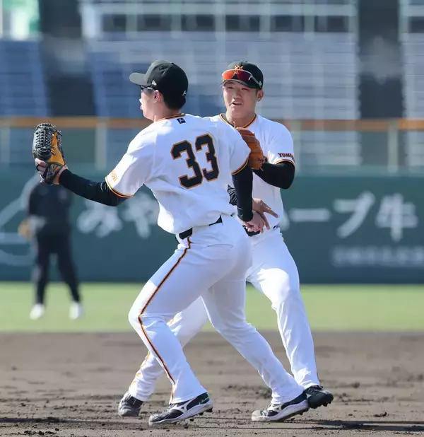 【巨人】石塚裕惺がヒヤリ…　挟殺プレーで接触→グラウンドに倒れ込むもひと安心