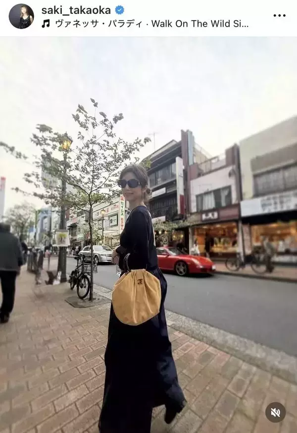 「娘と商店街をぶらぶら」高岡早紀のプラベ姿が「パリの街角に見えてくる」「オーラが」「遭遇してみたい」