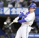 「【ＤｅＮＡ】佐野恵太が５４２人目の通算１０００試合出場達成　ボードを高々と掲げる」の画像1