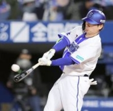 【ＤｅＮＡ】佐野恵太が５４２人目の通算１０００試合出場達成　ボードを高々と掲げる