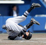 「【巨人】若林楽人が負傷交代　左膝付近へ自打球を受け自力で立ち上がれず…２軍・中日戦」の画像1