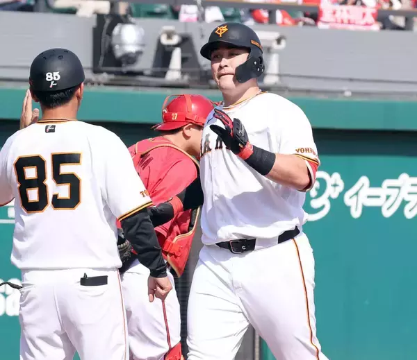 【巨人】リチャード、実戦復帰を祝うアーチ　バックスクリーン右へ豪快な一発　ＧＷの球場熱狂…２軍・広島戦