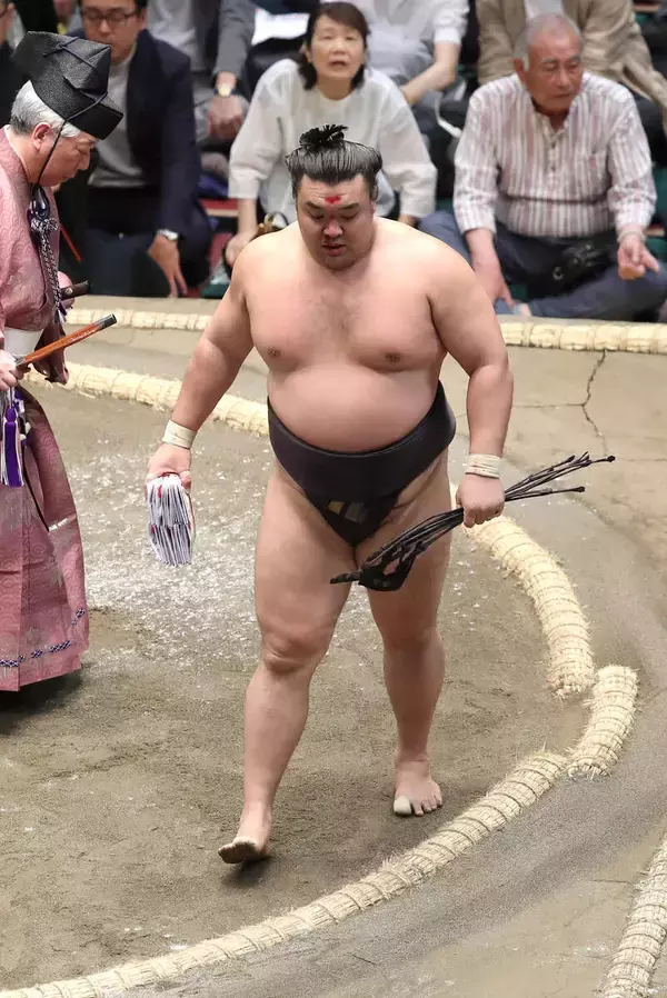 霧島が勝ち越し、１敗を守り、単独首位に　若隆景、翔猿が相次いで敗れ、２敗に後退　２敗グループは５人に