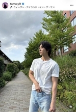 「白Ｔとデニムが似合う選手権優勝」山下智久、爽やかシンプルコーデのオフショット「ほんとに世界一かっこいい」「シンプルな白シャツなのに…」