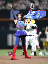 藤原紀香が「キャッツアイ」戦闘服でセレモニアルピッチ「届いた～」ノーバウンド投球　同学年のソフトバンク・小久保裕紀監督もベンチで見守る　小学生時代は野球チームで「３番・一塁」博多座での主演舞台が９・２６開幕