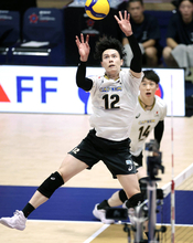 【バレー男子】日本、第２セットも連取２５－１３　会場ドヨめいた絶技　高橋藍のマジックプレーさく裂！　スパイクとみせかけてからの～トス！で西田がズバリ…アジア選手権１次Ｌ初戦、オマーン戦