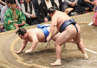 【見出し】横綱のしこ名を継ぐ旭富士が２勝目　史上最速タイの十両昇進へ白星先行