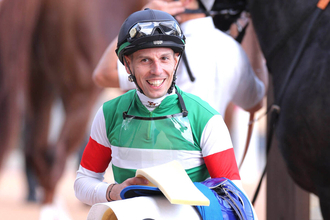 短期免許のＣデムーロ騎手が京都７Ｒのスカイストライプスで今年初勝利「楽な勝ち方でした」
