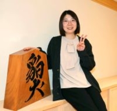 西山朋佳女流二冠、「百番指し」達成の対局で福間香奈女流名人に２連勝で王手「注目していただけるのであれば光栄」