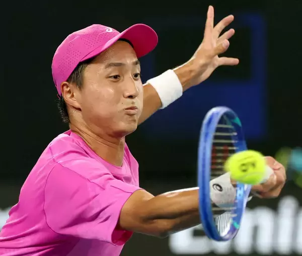 【テニス・デビス杯】日本は１勝１敗のスタート　第１試合で綿貫陽介が勝つが、第２試合でエースの望月慎太郎が敗れる　対オーストリア