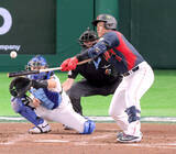 「「みんなめちゃくちゃ打つので打てて良かった」岡本和真が“ホーム”東京ドームで適時打、「お茶たてポーズ」も披露」の画像1