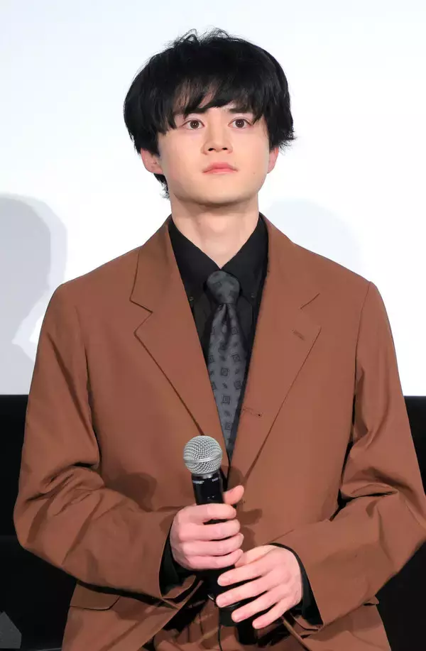 鈴鹿央士　新興ＩＴ企業の役員に加えて”カメラマン役”も！　撮影したオフショットが大好評　主演・高橋一生は「鈴鹿カメラマンがいい」