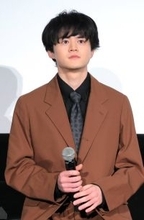 鈴鹿央士　新興ＩＴ企業の役員に加えて”カメラマン役”も！　撮影したオフショットが大好評　主演・高橋一生は「鈴鹿カメラマンがいい」