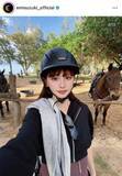 「「楽しすぎて…」鈴木えみの乗馬ショットに驚がく「めちゃくちゃカッコいい」「ヘルメット被ってる姿でも…」「こんなビジュいい人初めて」」の画像1
