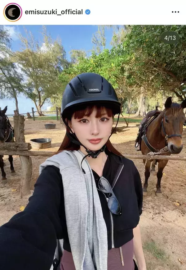 「楽しすぎて…」鈴木えみの乗馬ショットに驚がく「めちゃくちゃカッコいい」「ヘルメット被ってる姿でも…」「こんなビジュいい人初めて」