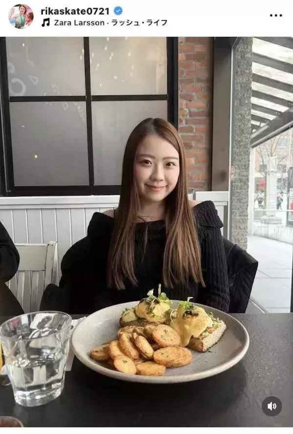 昨年からアイスダンス挑戦の紀平梨花、オフショル姿のプラべショットに「可愛い」「髪の毛サラサラ「いつもお綺麗」