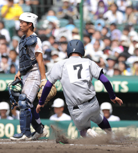【甲子園】花巻東の三走・赤間史弥が好走塁　浅い右飛も相手のスキを突いて本塁突入　刻んだ４点目　高い野球ＩＱに聖地どよめき