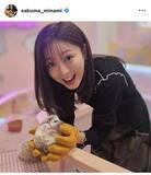 「「針はあまり痛くなく…」フジ佐久間みなみアナ、小動物と触れ合う姿をアップ！」の画像1