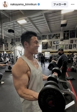 「ごっつい腕」なかやまきんに君、ダンベルで上腕二頭筋を鍛える姿がカッコいい！「漢の顔だ」「パワー」