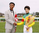 「中山大障害でプレゼンターを務めた村竹ラシッドさん　競走馬の障害飛越の迫力に「僕も見習いたい（笑）」」の画像1