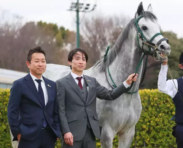 【中山１２Ｒ】手塚貴徳調教師が初陣Ｖに涙「普段は泣かないです...」 報知杯ＦＲ制した父・貴久調教師も「感激しかない」