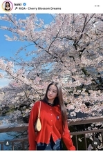 Ｋｏｋｉ，鮮やか赤トップス姿で満開の桜を満喫　姉・Ｃｏｃｏｍｉが撮影のプライベートショット公開