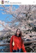 Ｋｏｋｉ，鮮やか赤トップス姿で満開の桜を満喫　姉・Ｃｏｃｏｍｉが撮影のプライベートショット公開