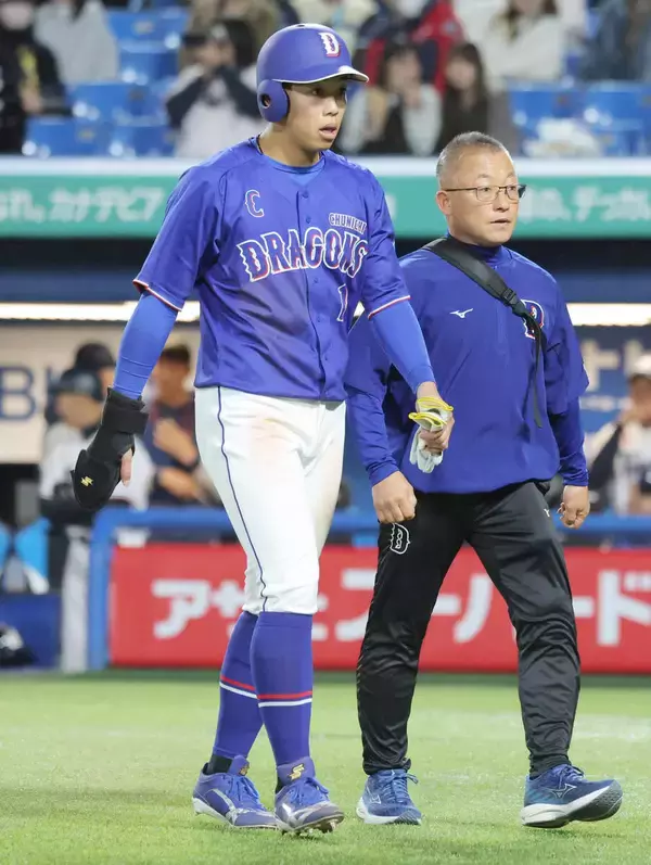 「【中日】岡林勇希が途中交代…離脱なら開幕ダッシュ失敗からの逆襲を狙うチームに暗雲　一塁けん制で頭から帰塁後に異変を訴えて交代　連続フルイニング出場が１９１試合でストップ」の画像