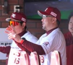 【楽天】 終盤に逆転で３連勝　三木肇監督「しぶとさが選手たちに芽生えて…」浅村栄斗が８回に逆転２ラン　荘司康誠は４勝目