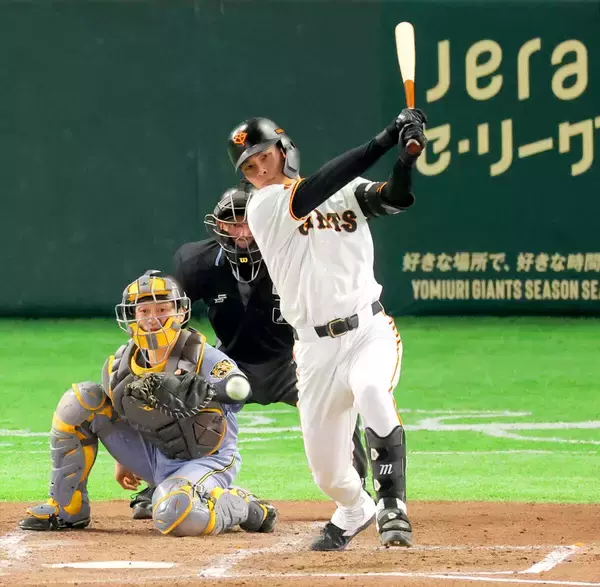 阪神・高橋から初長打も悲劇…巨人・平山功太が二塁到達後に左太もも裏負傷し交代　橋上コーチ「なんとも言えない」