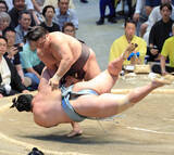 「綱取りの霧島が１敗堅守　琴勝峰に勝って６勝目」の画像1