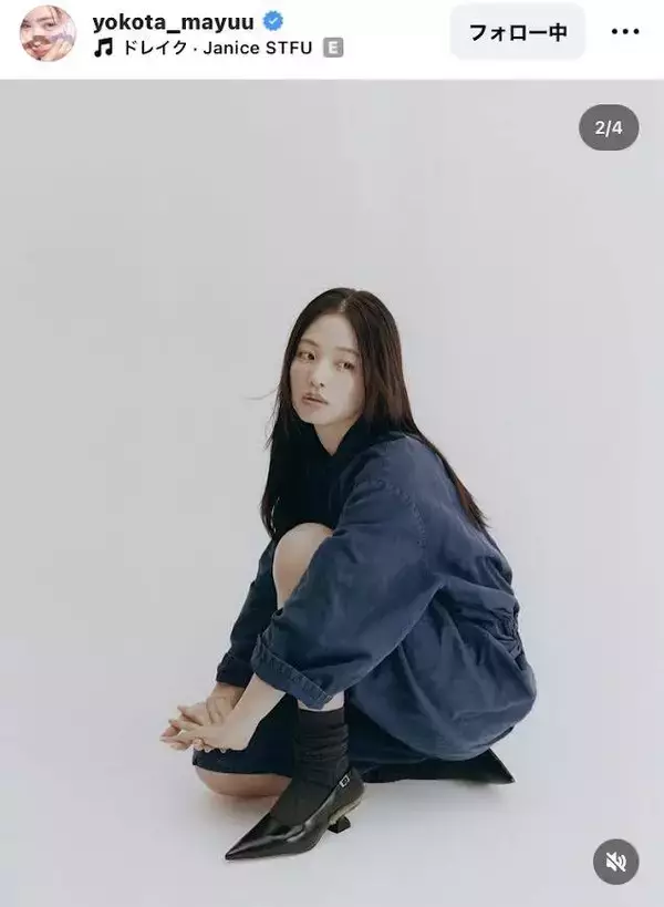 横田真悠「涼しくなるのが楽しみ」ブラックコーデで美脚全開にくぎ付け！「いい女だわぁ」「タイプです」