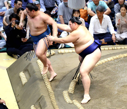 横綱・大の里　初の右おっつけで３連勝　審判長務めた元大関・千代大海「強い大の里が帰ってきた」