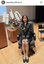 “奇跡の５７歳”かとうれいこ　一日警察署長で制服美脚ショット「麗しき姿」「捕まりたい」「美人だぁー！」